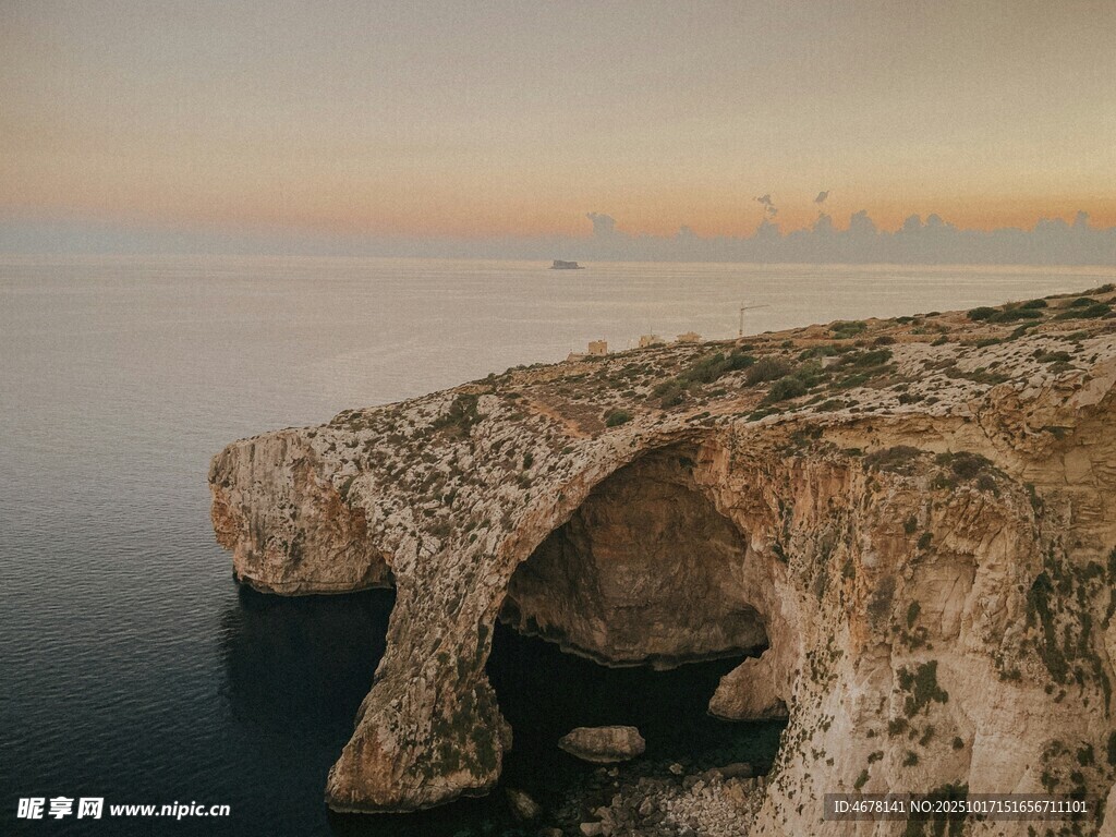 海边天然石拱壮丽景观