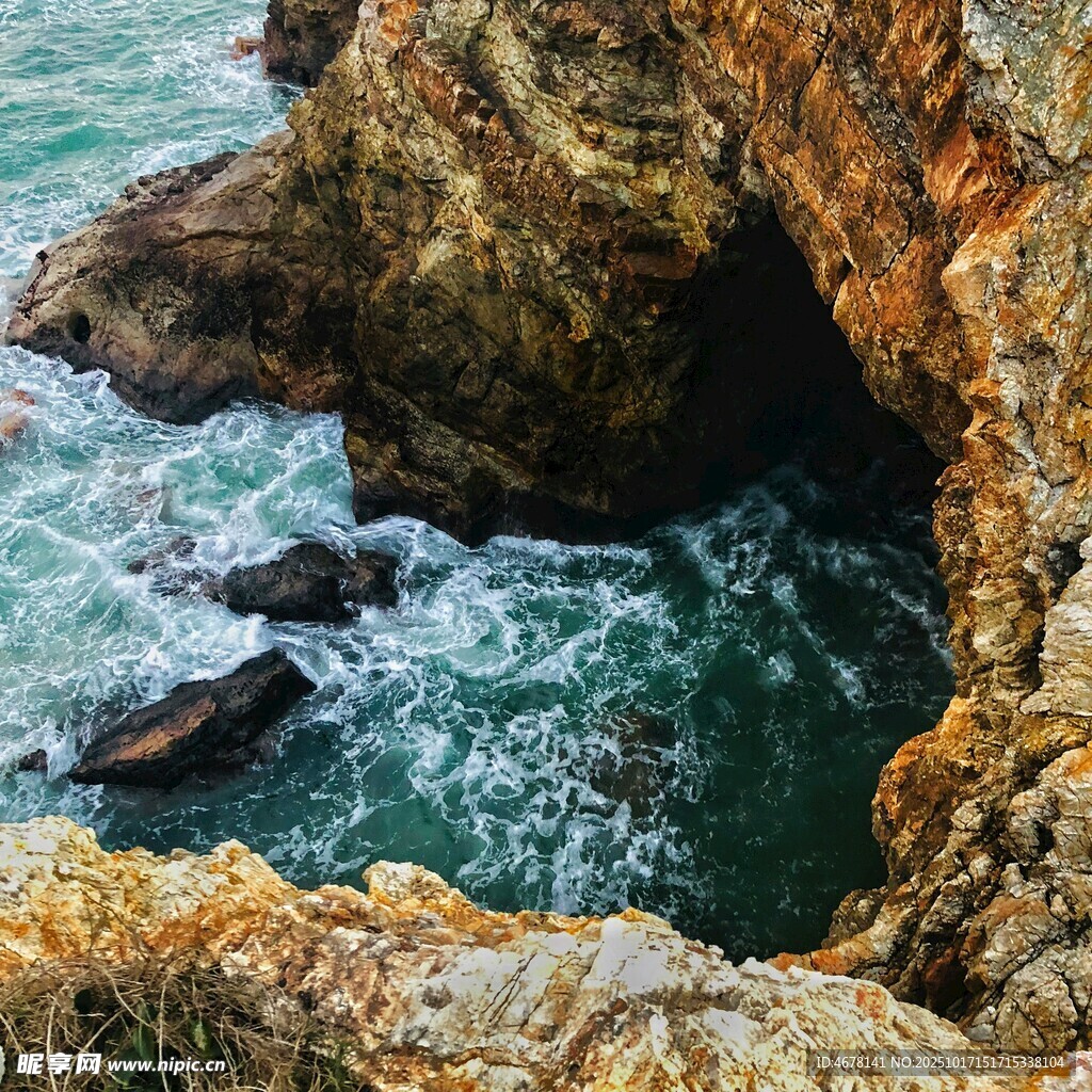 海边嶙峋岩石与汹涌海浪