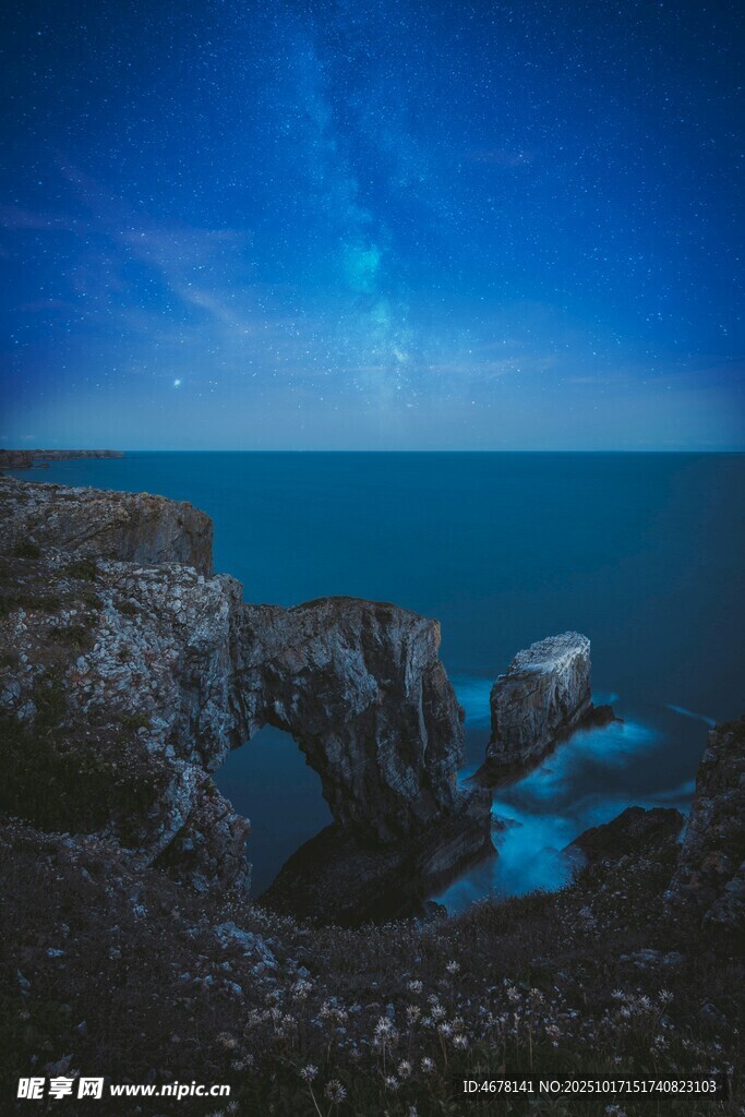 海边月夜下的嶙峋礁石