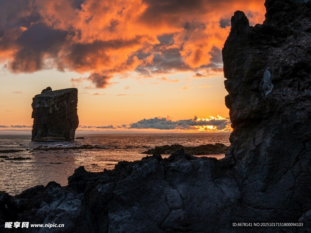 海边日落的壮丽岩石景观