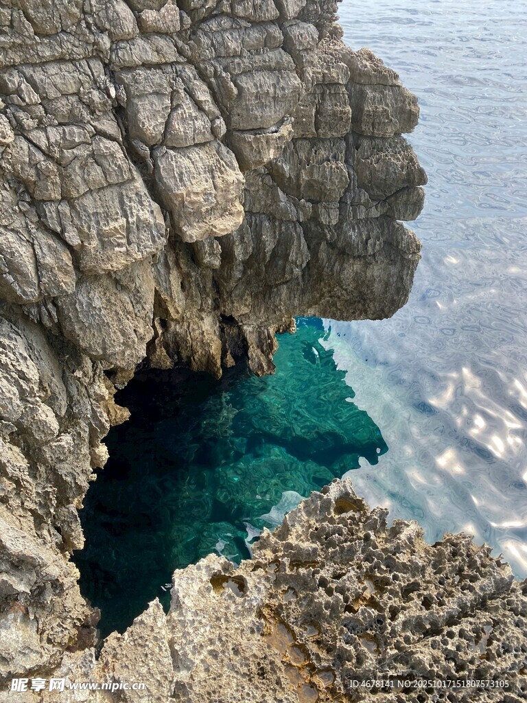 海边嶙峋峭壁下的幽蓝海水