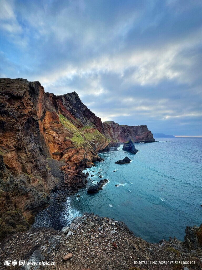 壮丽海岸风光碧海蓝天峭壁