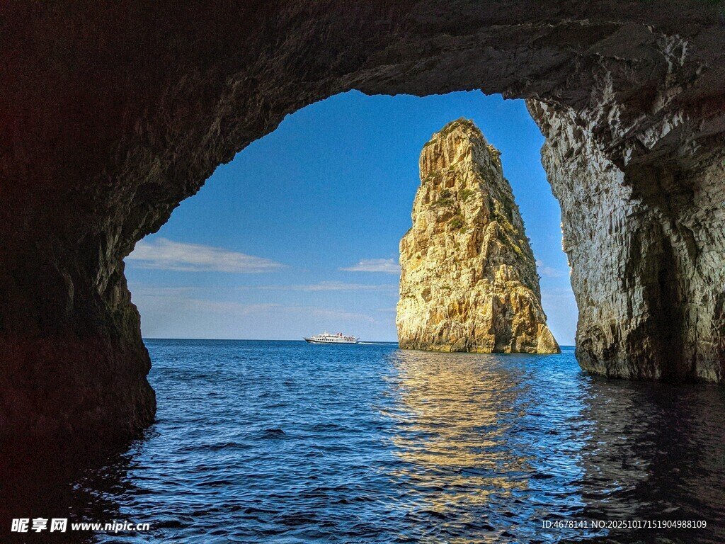 洞穴外的海上孤岩美景