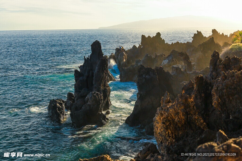 海边嶙峋礁石壮丽景观