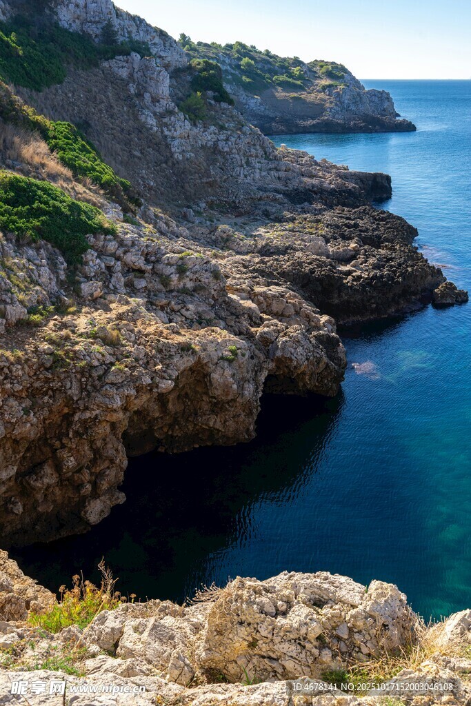 海岸岩石边的蓝色海水美景