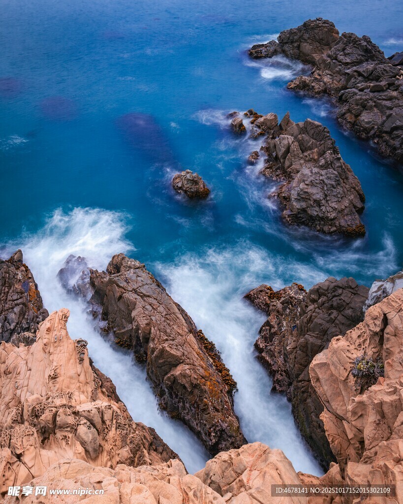 海岸边海浪拍打嶙峋礁石
