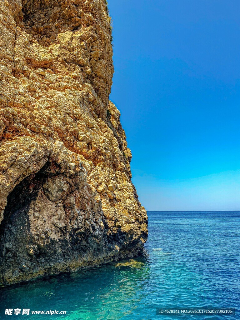 海边岩石洞穴的美丽景致