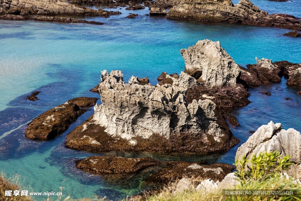 海边嶙峋礁石与碧蓝海水