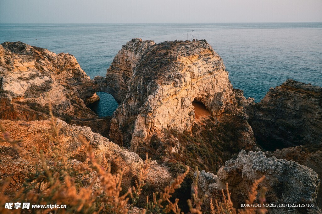 海边嶙峋岩石壮丽景致