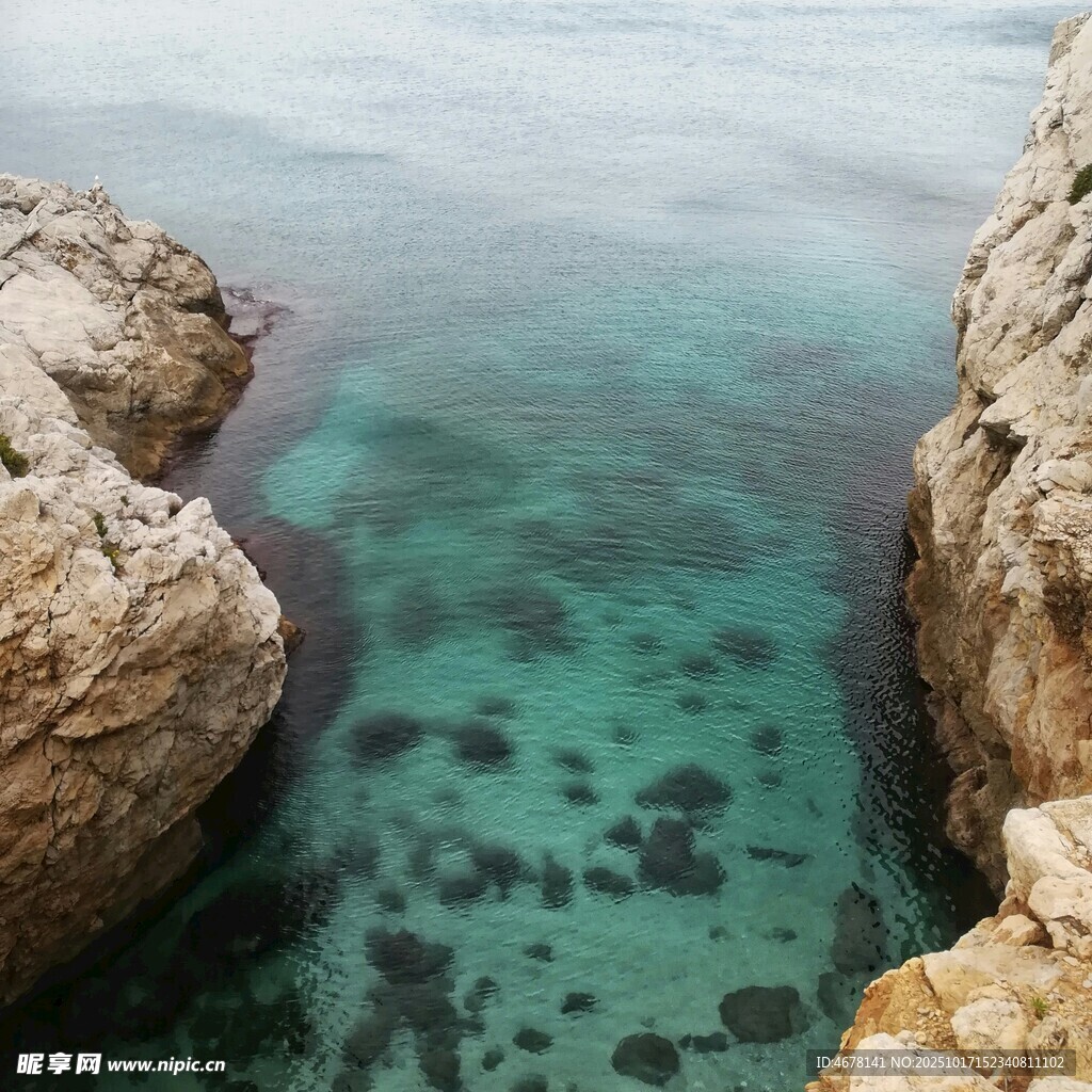海边岩石间的清澈碧蓝海水