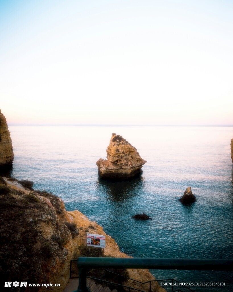 海边嶙峋礁石美丽景致