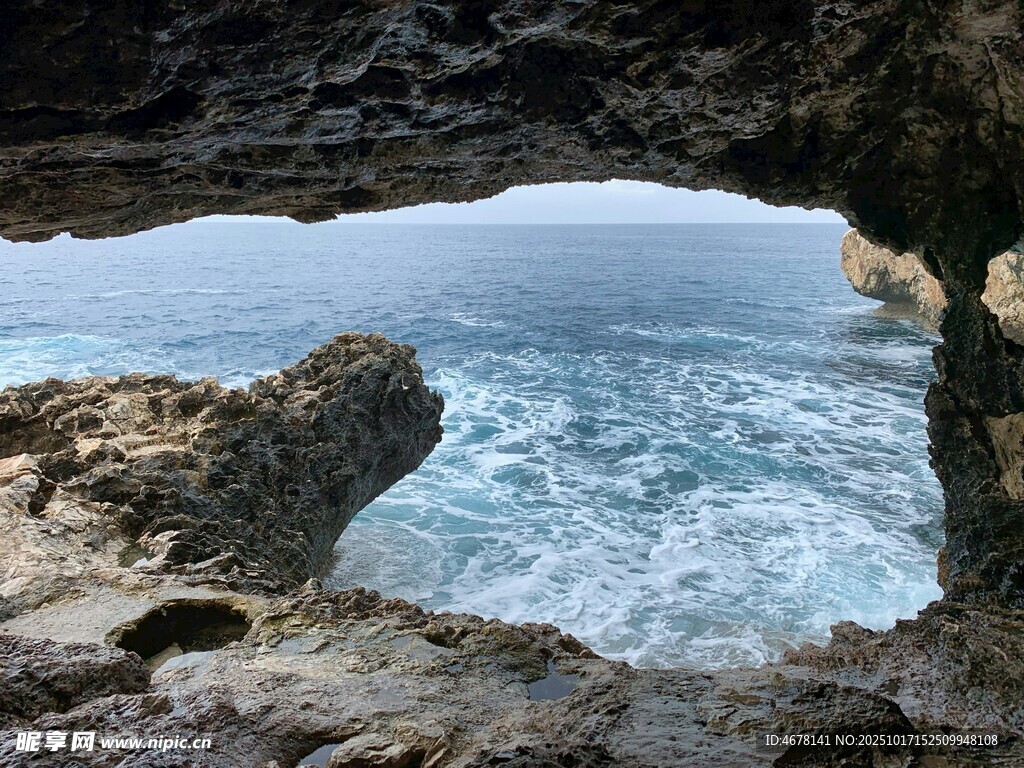 海边岩洞望壮阔波涛