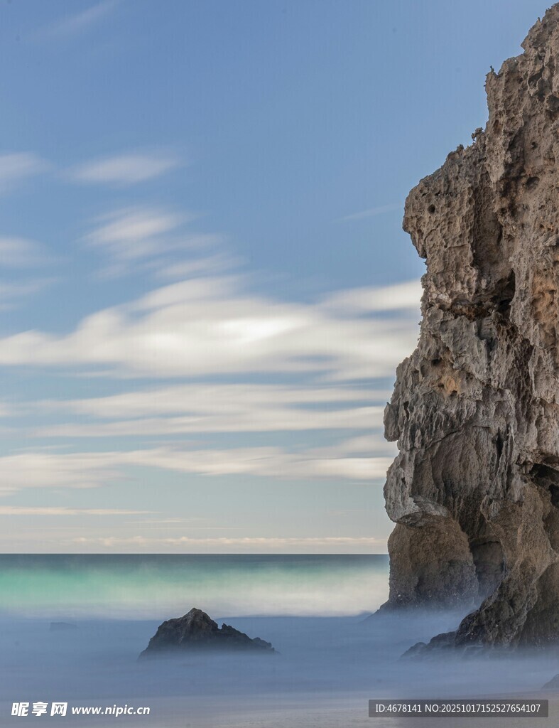 海边峭壁与宁静海面美景