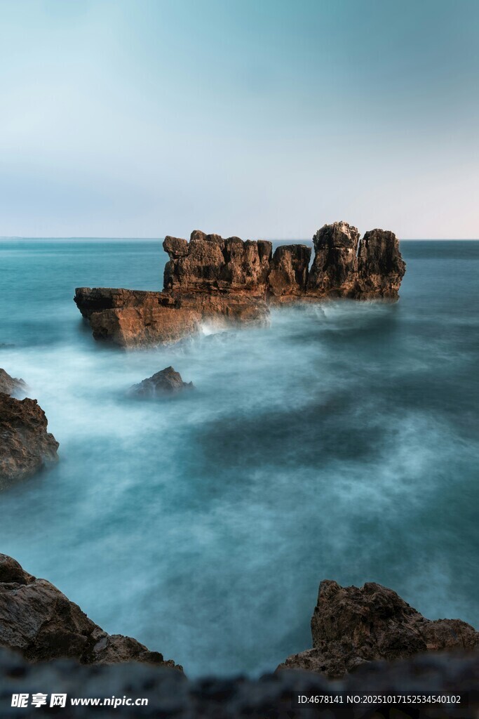 海边礁石与涌动的蓝色海浪