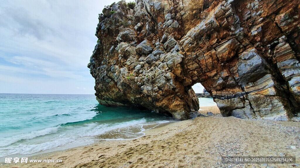 海边嶙峋岩石与蔚蓝海水