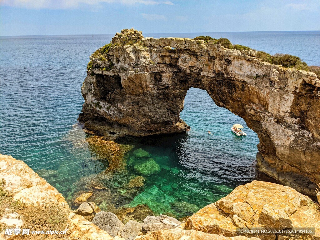 海上天然石拱景观