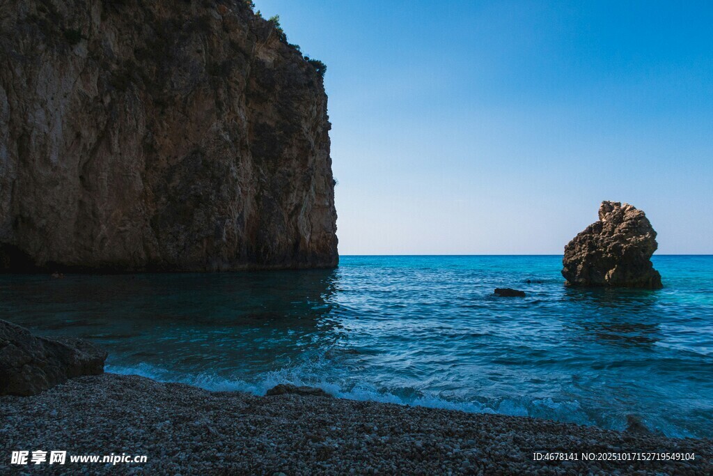 海边嶙峋岩石与碧蓝海水