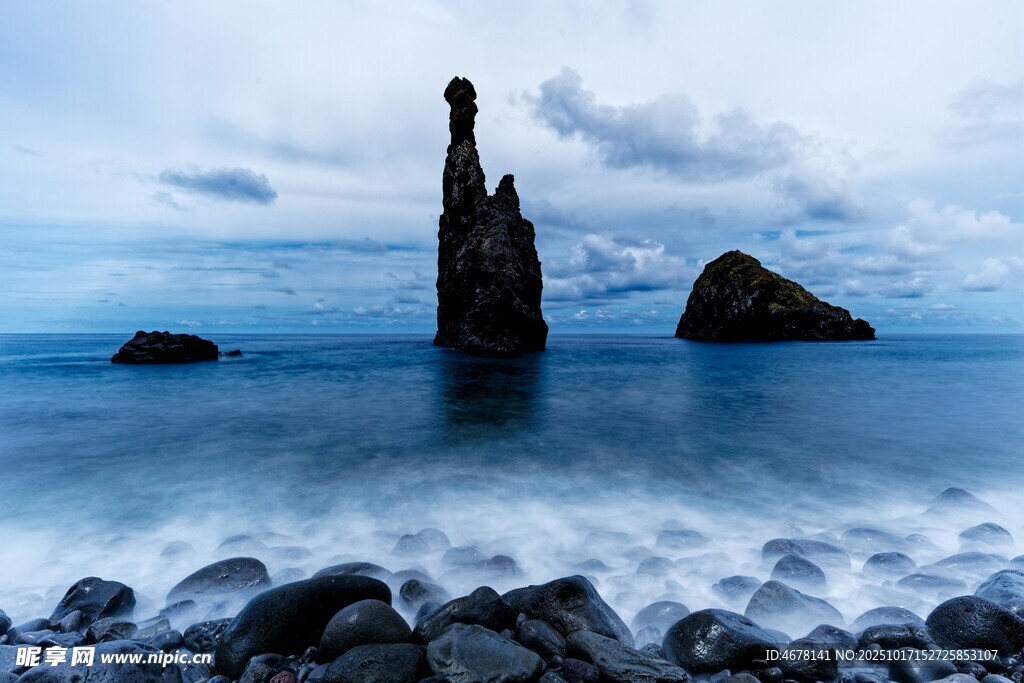 海边矗立的独特岩石景观