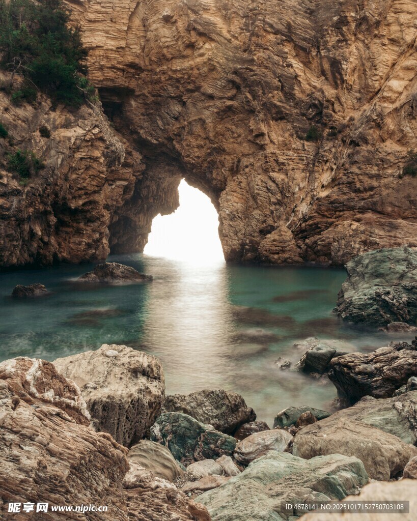 海边岩石间的天然拱形洞口