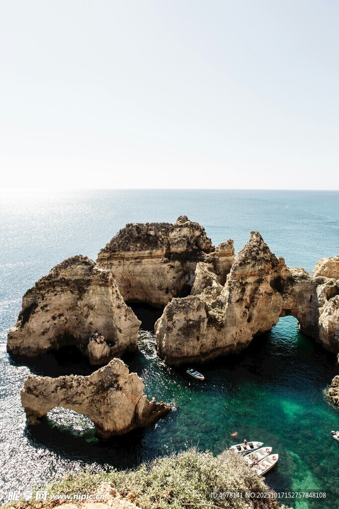 海边嶙峋礁石与碧蓝海水