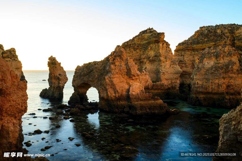 海岸独特岩石与海水景观