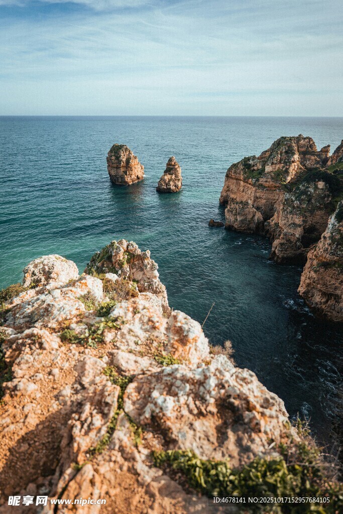 海边嶙峋岩石与海中礁石