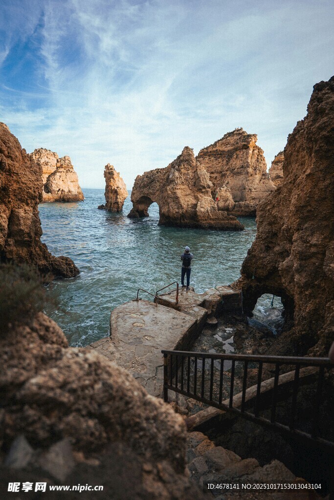 海边奇岩与蜿蜒石阶美景