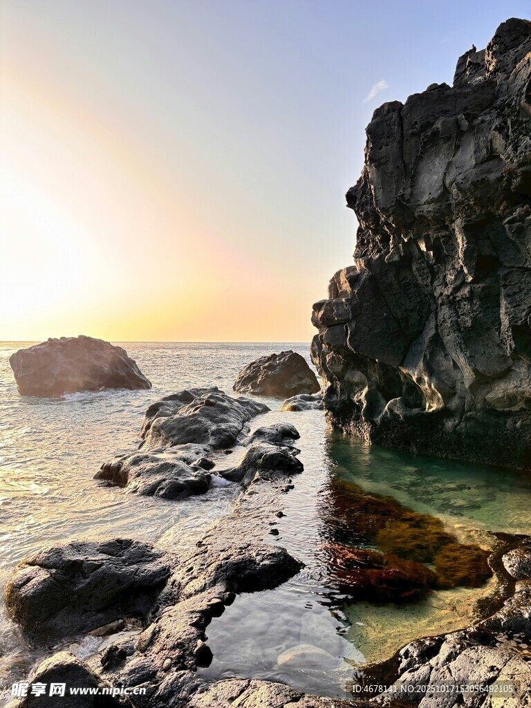 海边日落时的嶙峋礁石