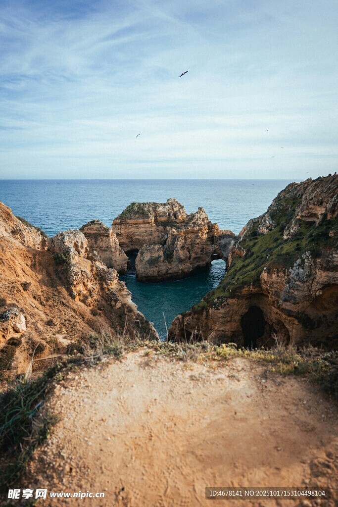 海岸边的壮美自然景观
