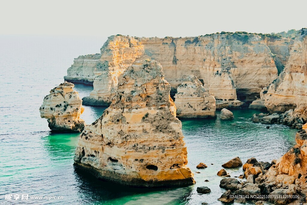 海岸边的壮丽岩石景观