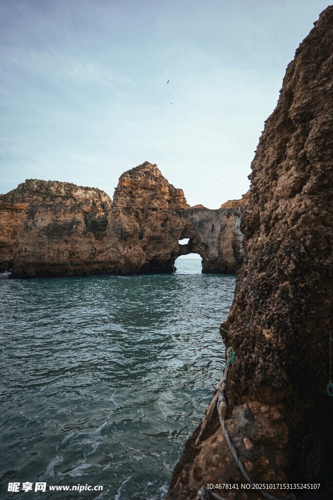 海边岩石与海蚀洞景观