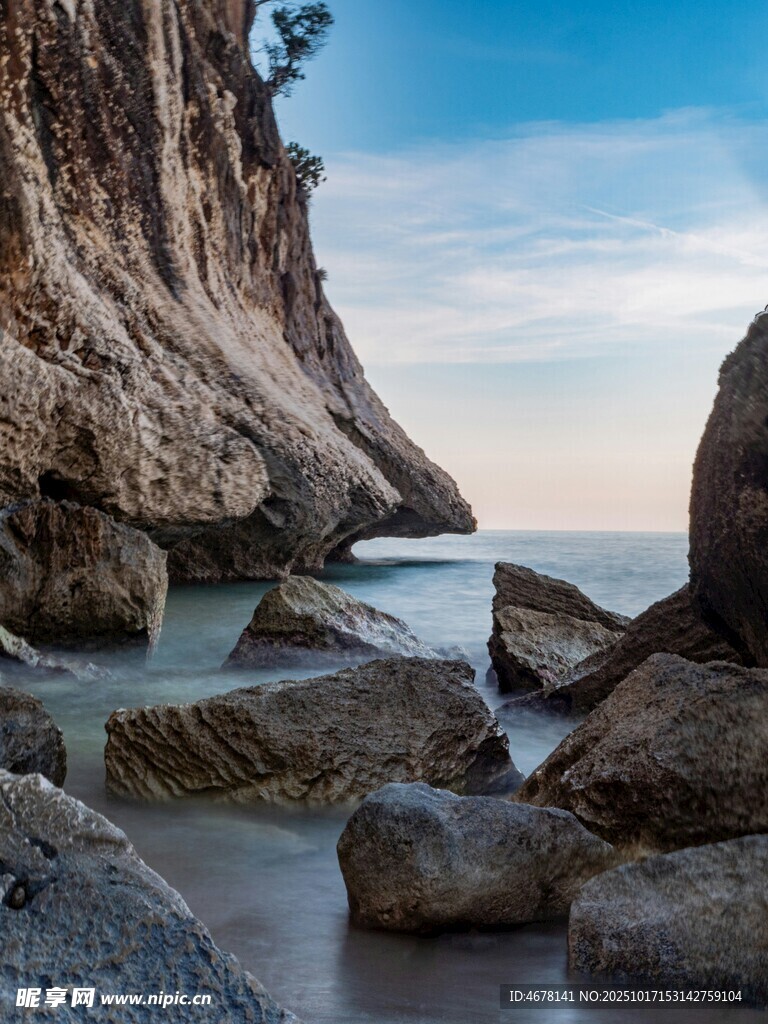 海岸边嶙峋岩石与蓝天