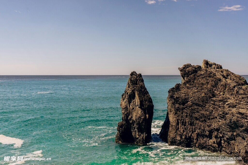 海边嶙峋礁石与碧蓝海水