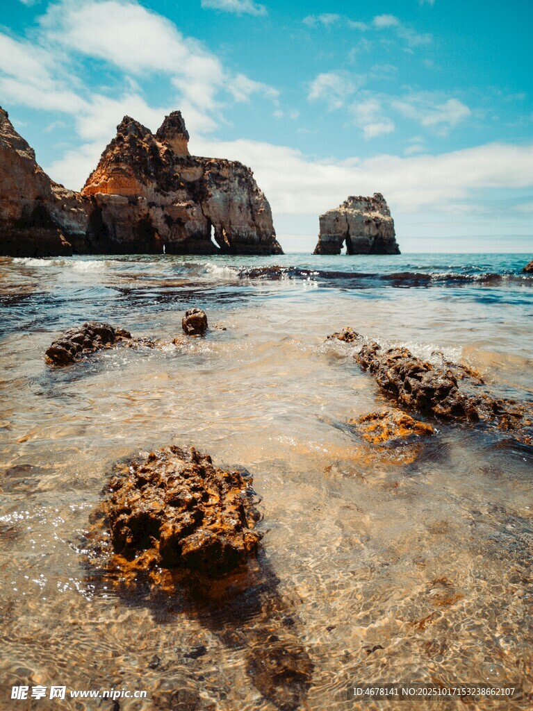 海边礁石与清澈海水景观