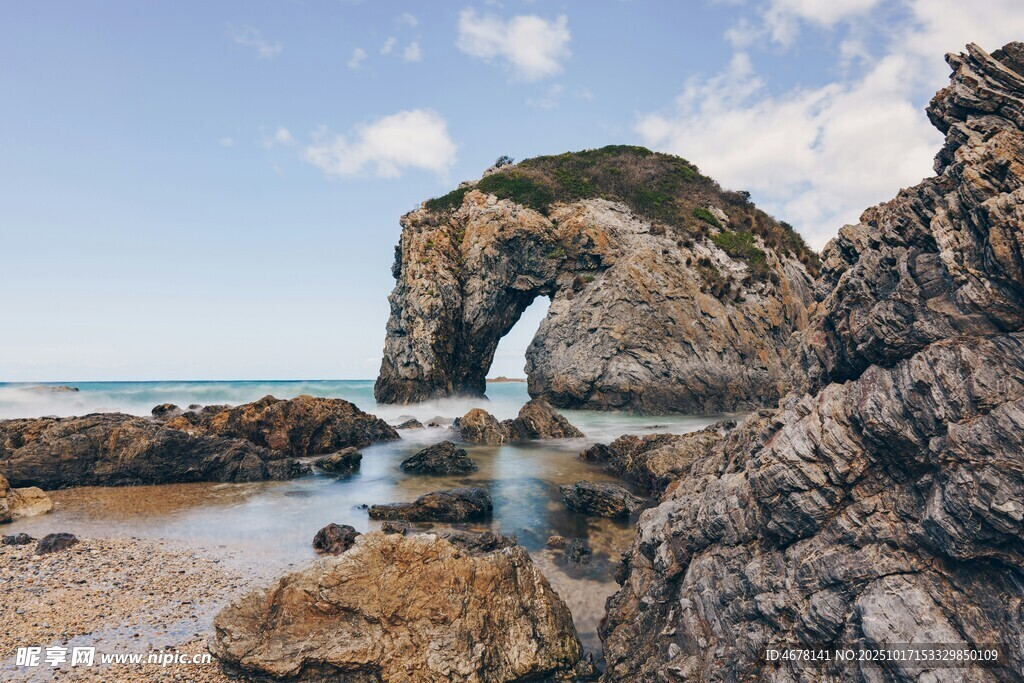 海边拱形岩石自然景观