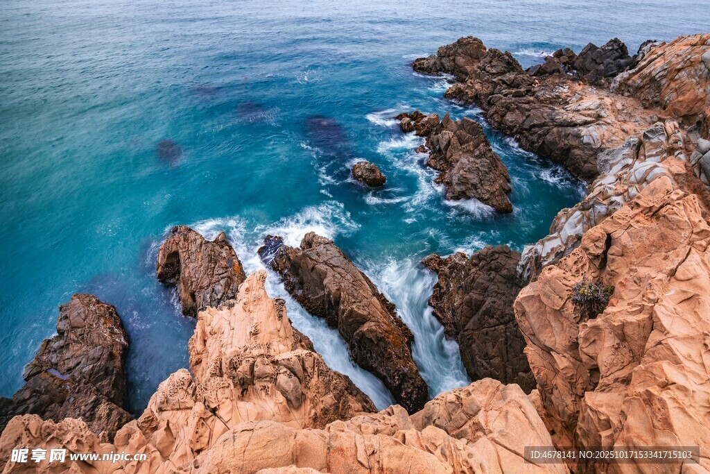 海岸边嶙峋礁石与湛蓝海水