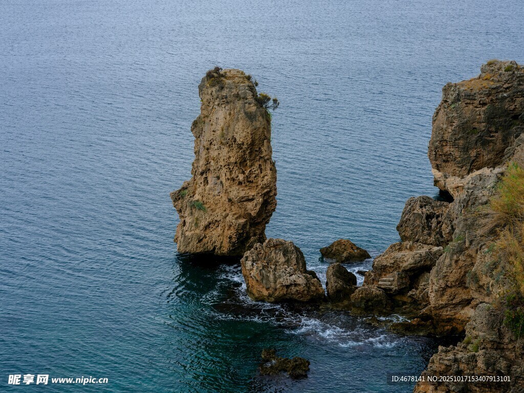 海边嶙峋礁石景观