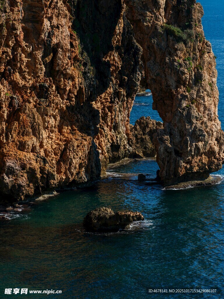 海边岩石间的蓝色海水景观