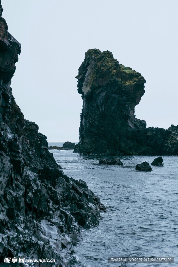 海边嶙峋礁石景观