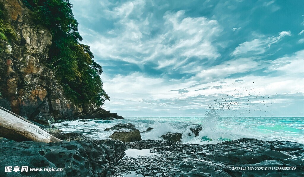 海边岩石与蓝天白云美景