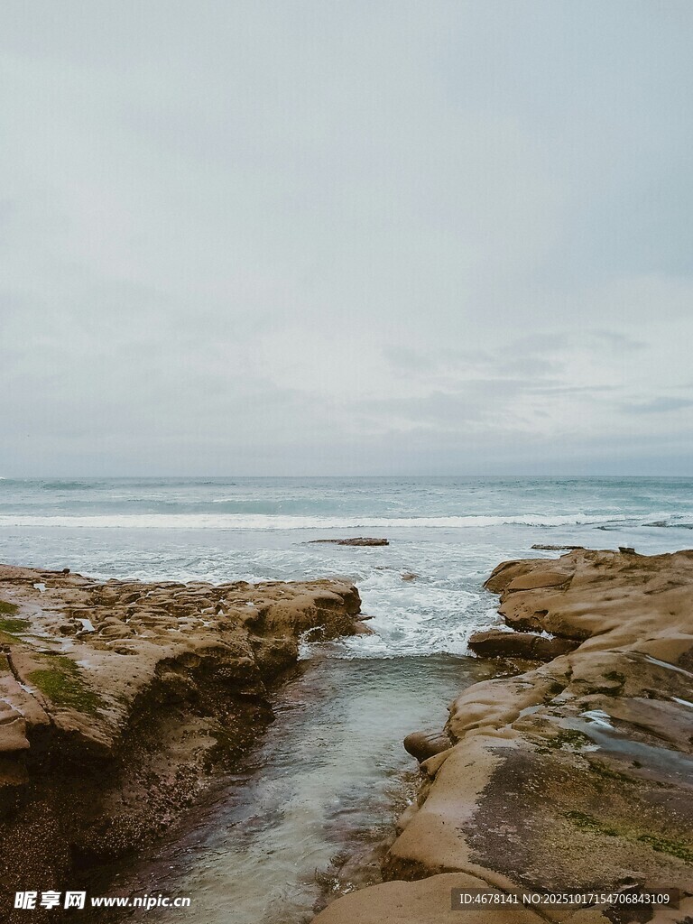 海边岩石间的潺潺溪流