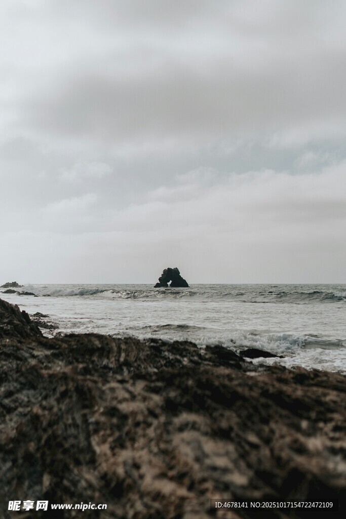 海边礁石景观云雾缭绕