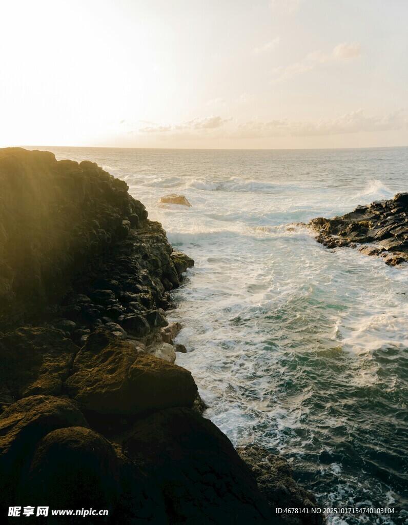 海边日落时的礁石与海浪