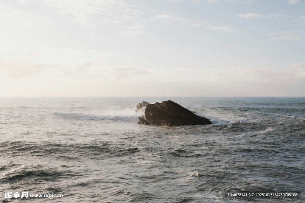 海边孤石迎海浪