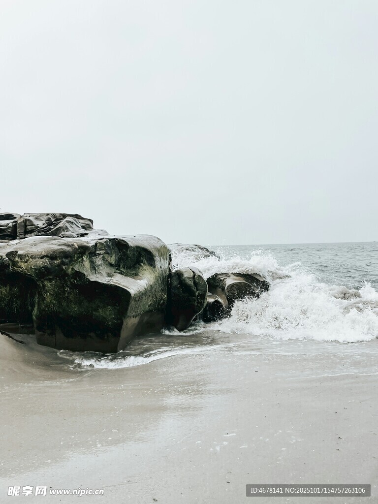 海边礁石与翻涌浪花