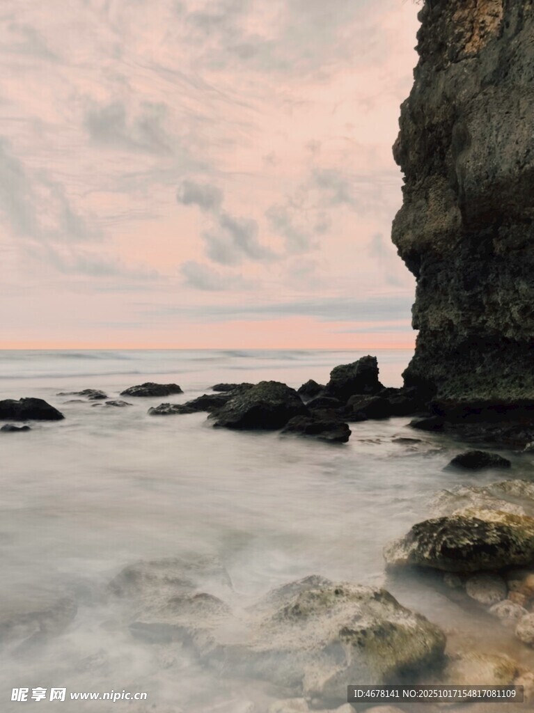 海边暮色中的礁石景观