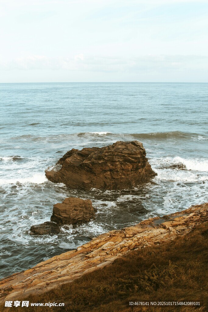 海边礁石与海浪景观
