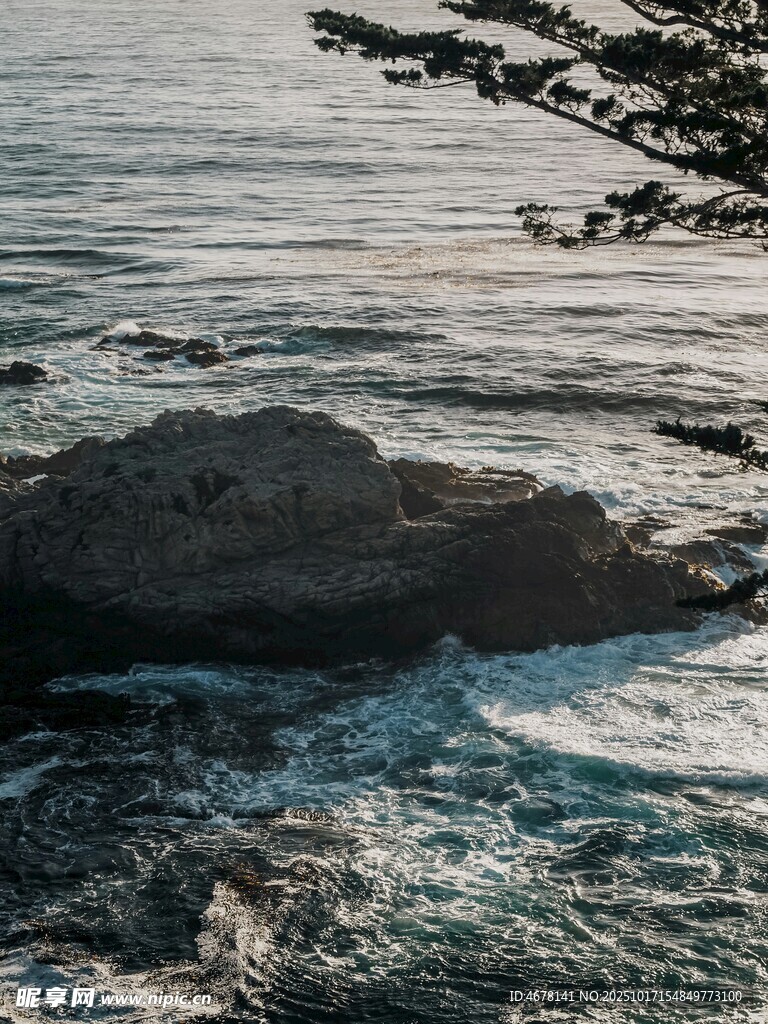 海边礁石与翻涌的海浪