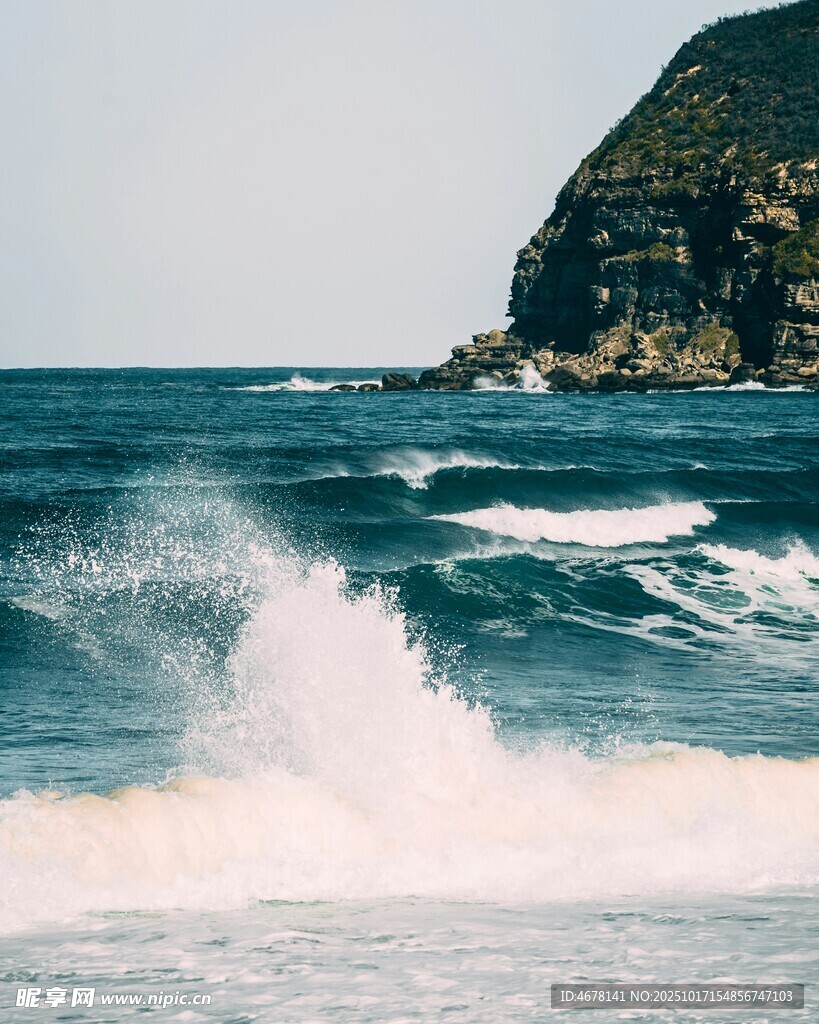 海浪拍岸的壮阔海滨景象