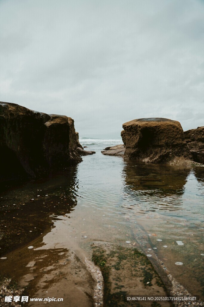 海边礁石与平静水面